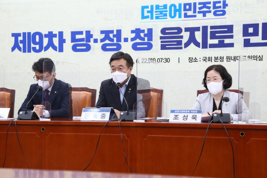 윤호중 민주당 원내대표가 22일 국회에서 열린 당정청 을지로 민생현안 회의에서 발언하고 있다.  연합뉴스